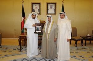 تسلم سمو رئيس مجلس الوزراء الشيخ ناصر المحمد كتابا عن حياته اعده الزميل عايد العنزي بحضور عسكر العنزي 