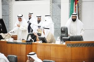الرئيس جاسم الخرافي على المنصة وحوله الشيخ دمحمد الصباح وعبدالله الرومي ودعلي العمير هاني الشمري
