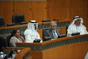 مصطفى الشمالي ودهلال الساير ودمحمد العفاسي ودموضي الحمود خلال الجلسة
