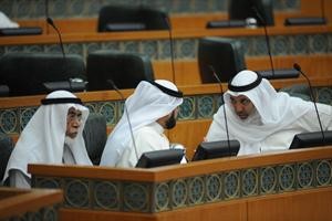 دمحمد البصيري في حديث جانبي مع د محمد الحويلة ويبدو راشد الحماد
