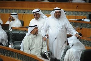 حديث جانبي بين عبدالرحمن العنجري وغانم الميع ويبدو شعيب المويزري متابعا
