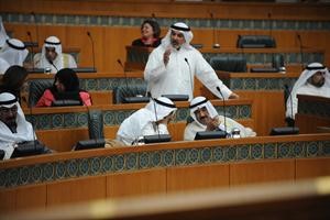سمو رئيس الوزراء الشيخ ناصر المحمد متحدثا الى د محمد البصيري اثناء مرافعة صالح عاشور
