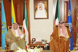 سمو ولي العهد الشيخ نواف الاحمد مستقبلا الشيخ احمد الفهد﻿