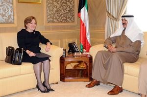 الشيخ محمد الخالد مستقبلا السفيرة ديبورا جونز﻿