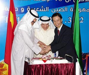 خالد الجارالله والمستشار محمد ابوالحسن يشاركان السفير الصيني تقطيع كعكة الاحتفال﻿