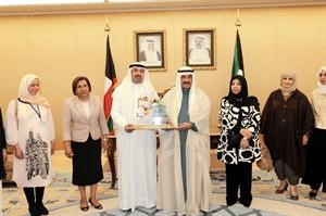 سمو رئيس الوزراء الشيخ ناصر المحمد يتسلم درعا تذكارية من دموضي الحمود والمشاركين في الحفل﻿