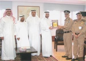 درع تذكارية يقدمه اللواء د فهد الدوسري الى اعضاء الوفد الامني الاماراتي ﻿