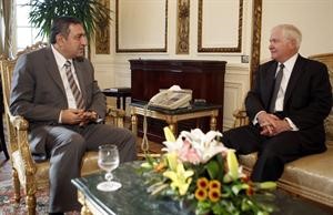 رئيس الوزراء المصري دعصام شرف مستقبلا وزير الدفاع الاميركي روبرت غيتس امس رويترز