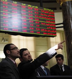 متداولون في البورصة المصرية امس اثر استئناف عملها للمره الاولى بعد 55 يوما من الاغلاق	رويترز﻿