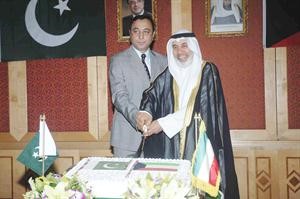 دمحمد البصيري والسفير الباكستاني افتخار عزيز يقطعان كعكة الاحتفال
﻿