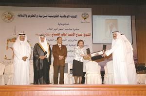 وزيرة التربية ووزيرة التعليم العالي دموضي الحمود تكرم ديعقوب الرفاعي﻿