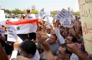 متظاهرون سوريون امام قنصليتهم في دبي امس	افپ﻿