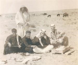 غصن مشلش ومحمد غصن الثاني من اليمين وحسين سعد وفلاح منصور والراعي العراقي كاظم واقفا في بر المعيزلات على طريق الوفرة