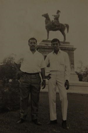 محمد الجحدل مع احد اصدقائه في القاهرة
