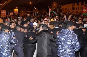 الشرطة الاردنية تبعد المتظاهرين المؤيدين للملك لمنعهم من الاشتباك مع الذين اعتصموا في ساحة جمال عبدالناصر ﻿