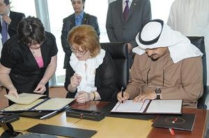 الشيخ احمد العبدالله خلال توقيع العقد مع هاسميك بوغوصيان