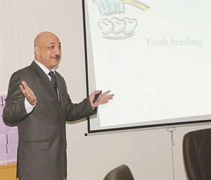 دايمن القاضي متحدثا حول صحة الاسنان
