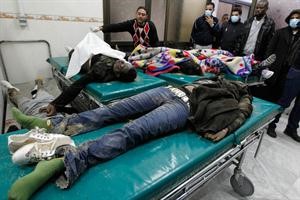 جثث لقتلى يقول المسؤولون الليبيون انها لمدنيين وجنود سقطوا في غارات التحالف على طرابلس امس رويترز