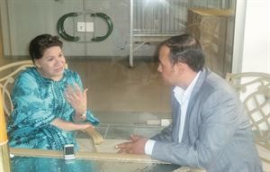 الفنانة القديرة سعاد عبدالله اثناء حديثها مع الزميل عبدالحميد الخطيب