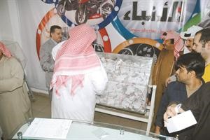  وامام الصندوق اثناء السحب﻿
