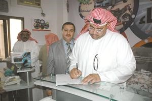 مندوب التجارة يوقع على الكوبون الفائز﻿