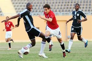 لاعب الاولمبي المصري هشام محمد يمر من مدافع بتسوانا
