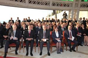 الرئيس ميشال سليمان والسيدة الاولى ورئيس المجلس نبيه بري يتوسطون رئيسي الحكومةالمكلف نجيب ميقاتي وتصريف الاعمال سعد الحريري في حفل تنصيب الراعي بطريركا للموارنة في انطاكيا وسائر المشرق محمود الطويل