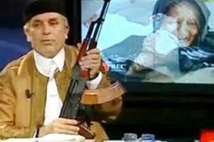 المذيع الليبي خلال اظهاره السلاح على الهواء