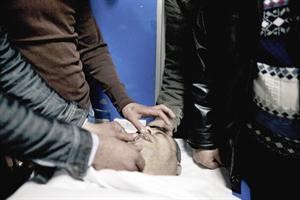اقرباء خيري الجميل الذي قتل في احداث الجمعة يعرضون الاصابات التي تعرض لها وتسببت في وفاته﻿