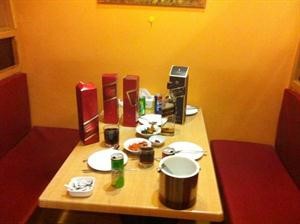 طاولة الطعام والخمور جاهزة﻿