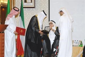 وصالح كامل يقدم درعا تكريمية للعطية سعود سالم
