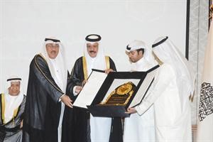 درع تكريمية للعطية من احدى غرف التجارة الخليجية
