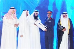 العميد نجيب العوضي ممثل النائب الاول يكرم مطلال القحطاني بحضور دفاضل صفر ودمحمد البصيري