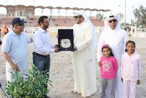 رئيس نادي الصيد الشيخ ضاري الفهد يقدم درعا لاحد المشاركين بحضور عبدالله فيروز وخليل اسد
