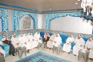 احاديث ودية بين الحضور
