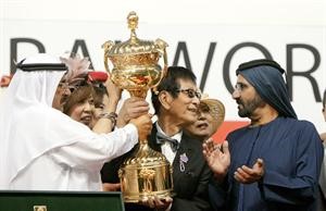 مالك الجواد الياباني فيكتوري بيسا يوشي ايتشساوا يتسلم الكاس بحضور الشيخ محمد بن راشد افپ