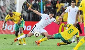 لاعب منتخب مصر احمد فتحي يسيطر على الكرة وسط مضايقة لاعبي جنوب افريقيا برنارد باركر وسيفوي تشابالا افپ