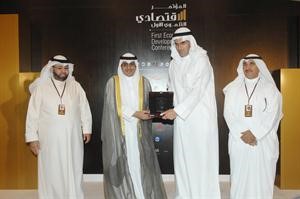 الشيخ احمد المشعل مكرما طارق السلطان لرعاية اجيلتي