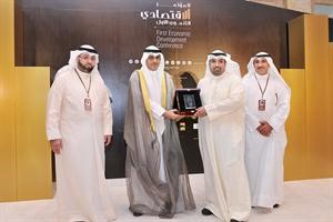 طارق المنصور خلال تكريمه ممثلا لـ الامتياز للاستثمار
