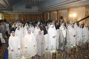 ممثل راعي المؤتمر الشيخ احمد المشعل يتوسط الحضور في افتتاح المؤتمر محمد ماهر
