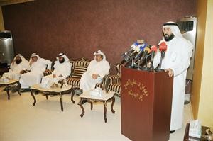 دعلي العمير متحدثا خلال الندوة ويبدو سامي الفرج ودعبدالله الغانم هاني الشمري