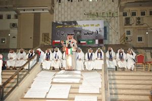 النائب حسين مزيد متحدثا اثناء المهرجان الخطابي في ساحة التغيير وخلفه النواب المشاركون كرم ذياب