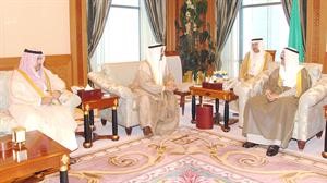صاحب السمو الامير الشيخ صباح الاحمد مستقبلا جاسم الخرافي وعلي الدقباسي