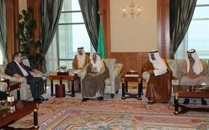 صاحب السمو مستقبلا هوشيار زيباري بحضور الشيخ دمحمد الصباح وخالد الجارالله ويبدو احمد فهد الفهد
