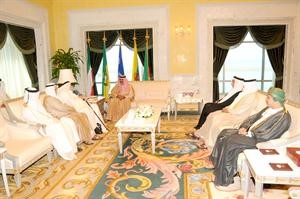 سمو ولي العهد مستقبلا رؤساء غرف التجارة والصناعة الخليجيين