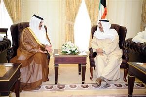 الرئيس جاسم الخرافي اثناء استقباله عبدالرحمن العطية في مجلس الامه امس