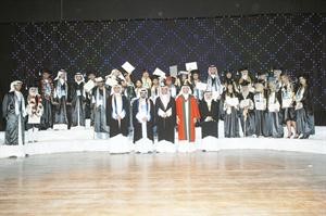 عميد المعهد العالي للفنون المسرحية د فهد السليم يتوسط الطلبة الخريجين ورؤساء الاقسام الفنية بالمعهد محمد ماهر