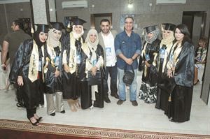 مشعل الموسى وهاني النصار مع مجموعة من الخريجات