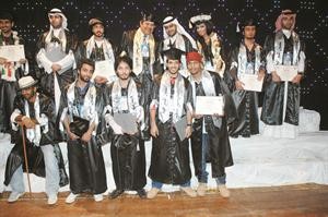 مجموعة من الطلبة الخريجين
