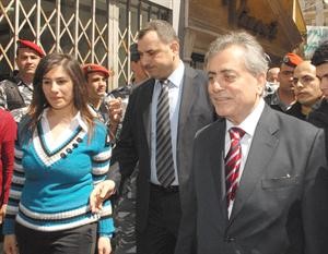 السفير السوري في لبنان علي عبدالكريم علي يتجول بين مؤيدي الرئيس بشار الاسد خلال مظاهرة امام السفارة السورية في بيروت امس محمود الطويل